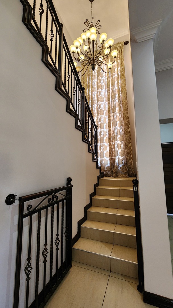 To Let 6 Bedroom Property for Rent in Tuscany Ridge North West